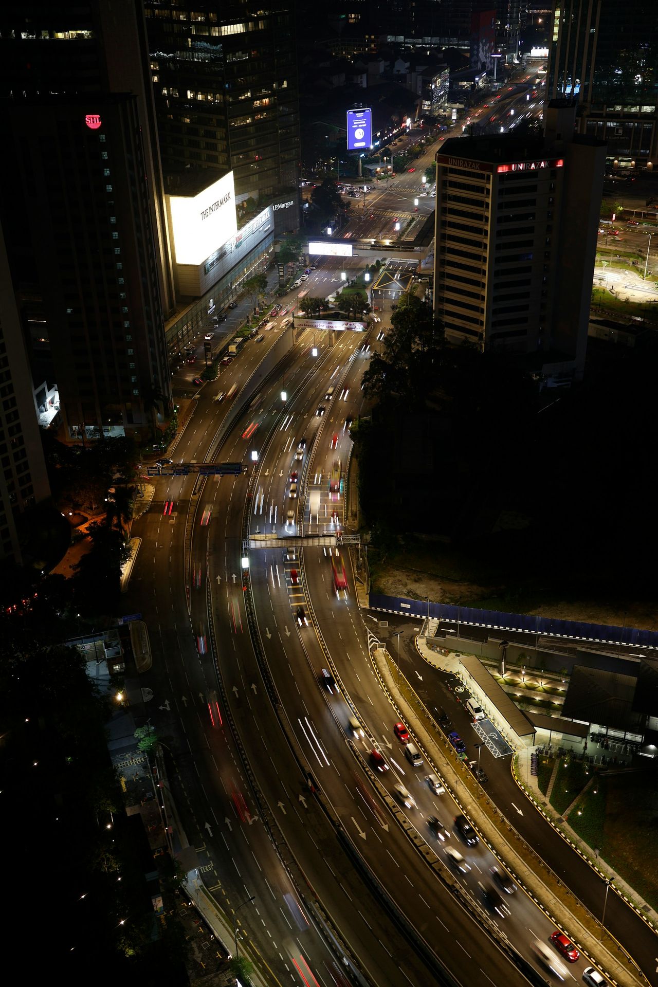 a city street filled with lots of traffic at night